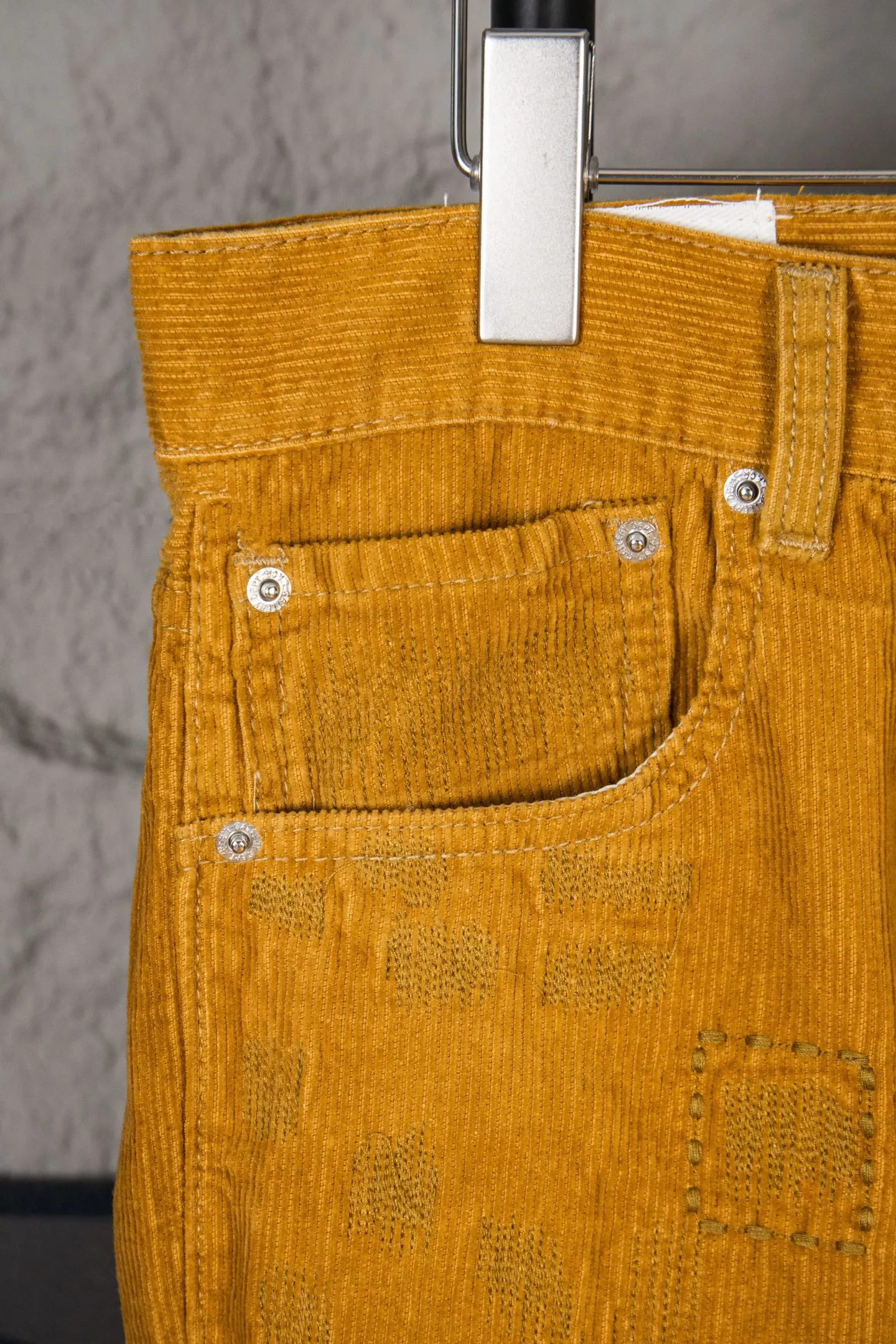 Style number: M393 P250 GALLERY DEPT Khaki corduroy embroidered bootcut jeans trousers Code number: 28 30 32 34 36